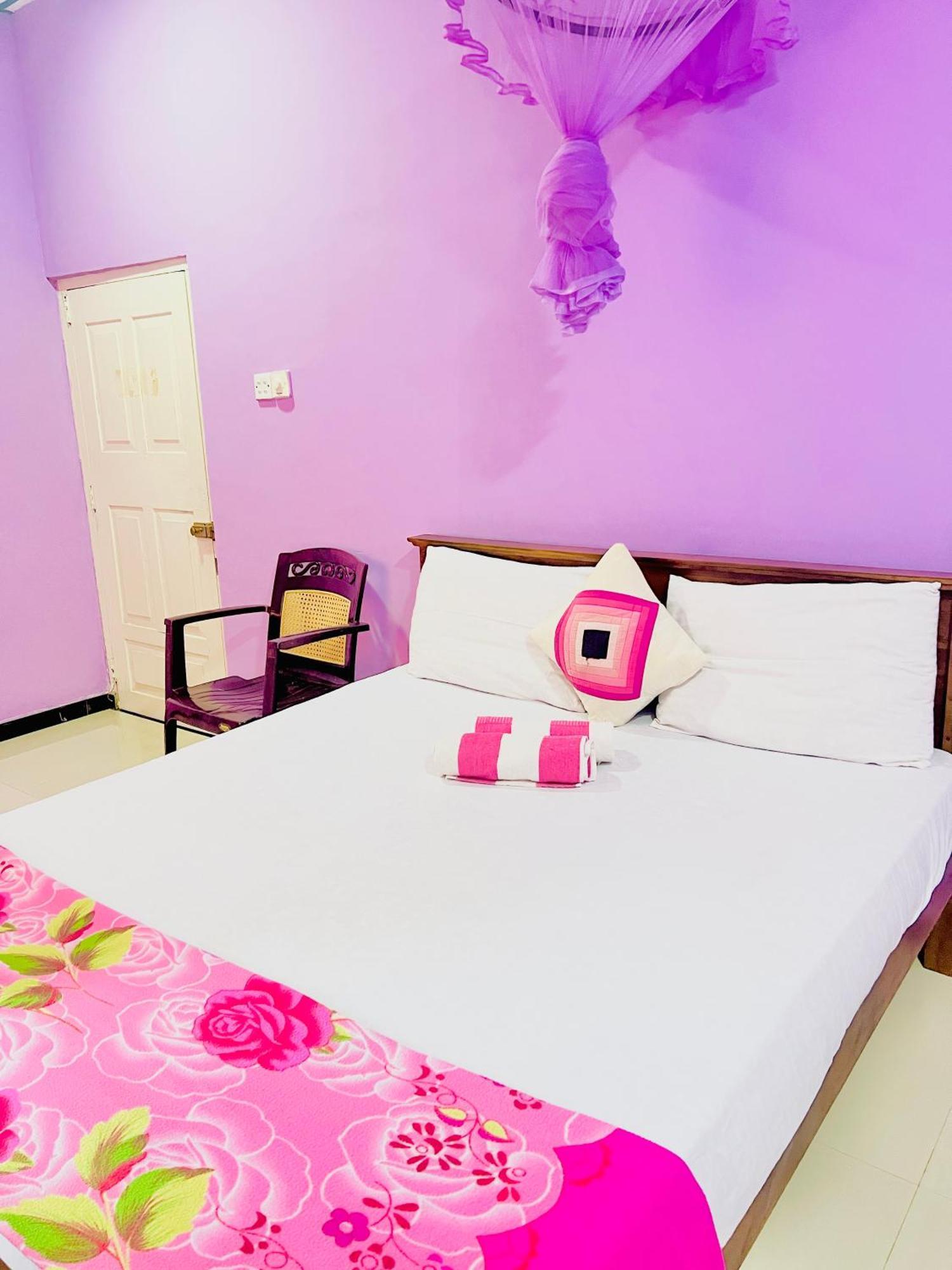 Gloriya Mathews Hotel Negombo Exterior photo